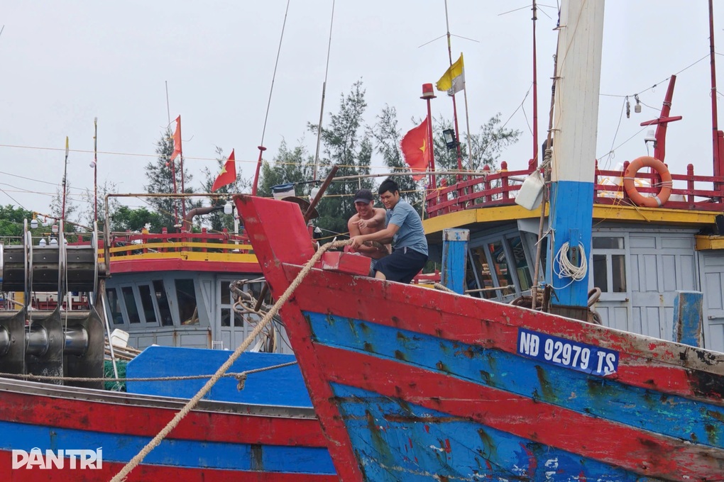 Người dân Nam Định hối hả chuẩn bị để ứng phó với bão Yagi - 2