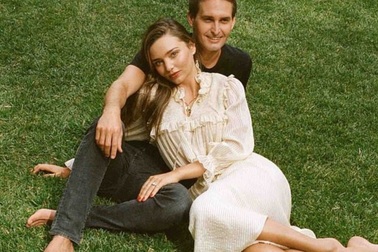 Tỷ phú USD ngưỡng mộ cách vợ siêu mẫu chăm con chung con riêng