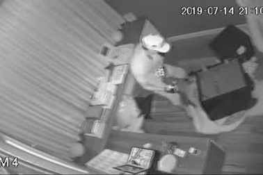 Clip tên trộm đột nhập nhà ca sĩ Nhật Kim Anh