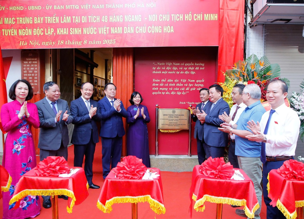 Gắn biển ngôi nhà nơi Chủ tịch Hồ Chí Minh viết Bản Tuyên ngôn độc lập - 1 Gắn biển ngôi nhà nơi Chủ tịch Hồ Chí Minh viết Bản Tuyên ngôn độc lập - 1