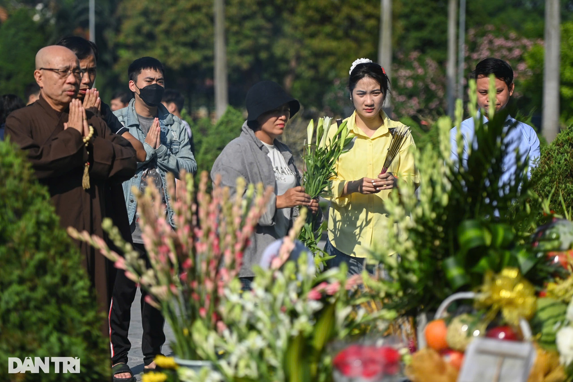 Đông đảo người dân tưởng nhớ 1 năm ngày mất cố Tổng Bí thư Nguyễn Phú Trọng - 13 Đông đảo người dân tưởng nhớ 1 năm ngày mất cố Tổng Bí thư Nguyễn Phú Trọng - 13