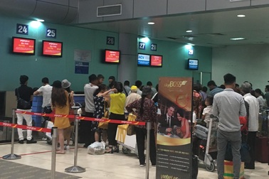 Khách nam đánh nhân viên hàng không vì bị trễ chuyến