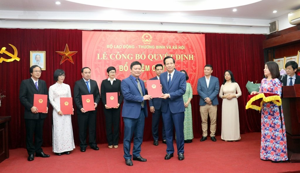 Bộ LĐ-TBXH: Bổ nhiệm, điều động 14 nhân sự cục, vụ và cấp tương đương - 6 Bộ LĐ-TBXH: Bổ nhiệm, điều động 14 nhân sự cục, vụ và cấp tương đương - 6