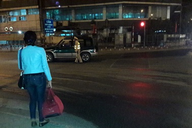 Muộn chuyến xe cuối năm, cô gái được CSGT đưa về tận nhà đón giao thừa