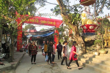 Bé sơ sinh bị bỏ rơi gần đền Đôi Cô