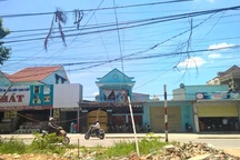 Hiểm hoạ từ lưới điện, viễn thông chằng chịt ở TP Huế!