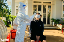 Nhân viên y tế bị "cắt" 1,5 tỷ đồng phụ cấp chống dịch để… tạo sự đoàn kết!