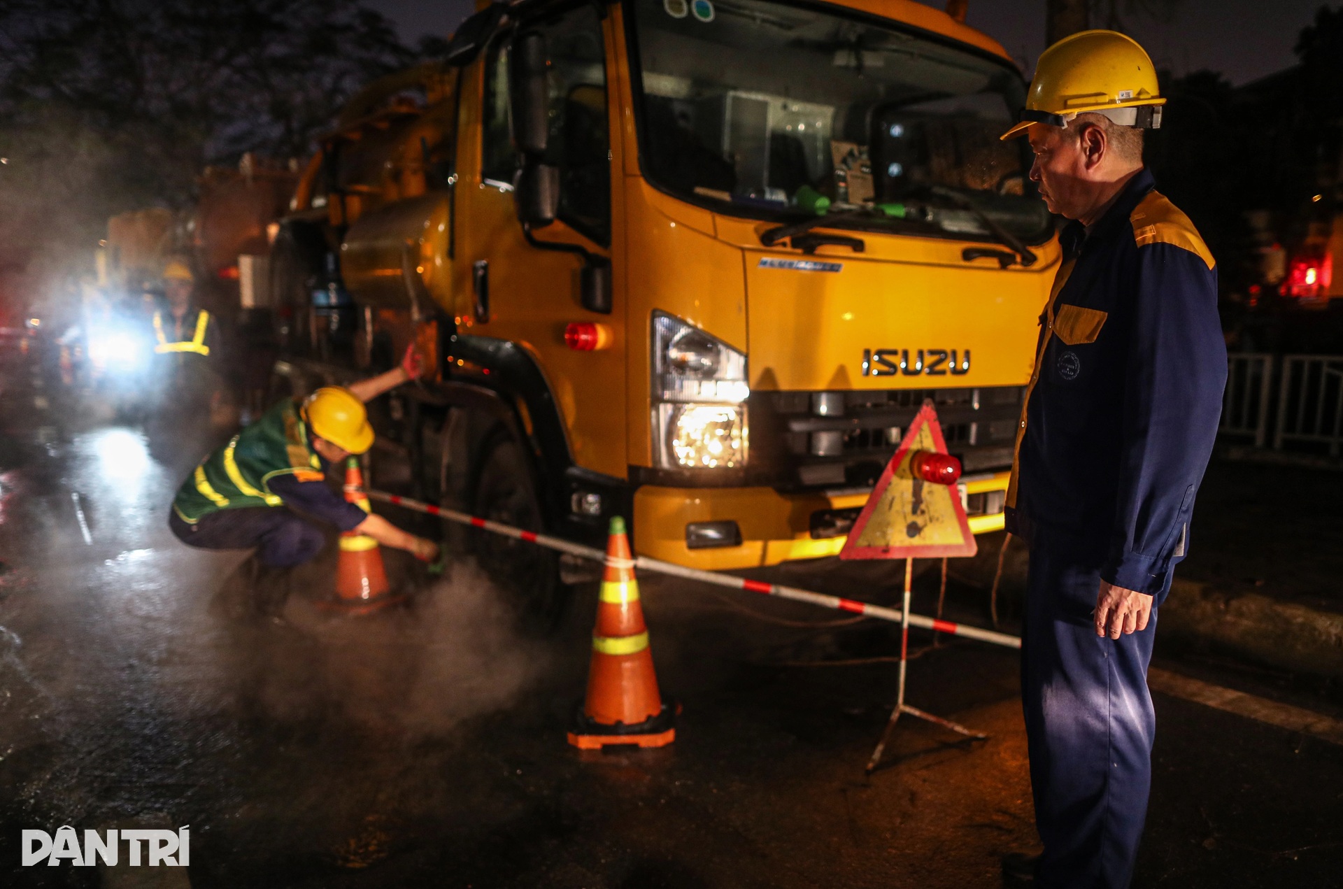 Công nhân ngâm bùn trắng đêm nạo vét sông Tô Lịch - 7