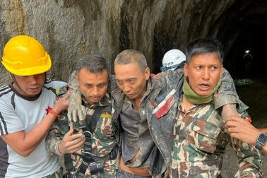 Tìm thấy người sống sót trong hầm thủy điện 10 ngày sau lũ quét ở Nepal