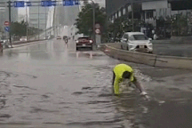 Nam tài xế dầm mưa, tay không moi rác miệng cống gây "bão" mạng