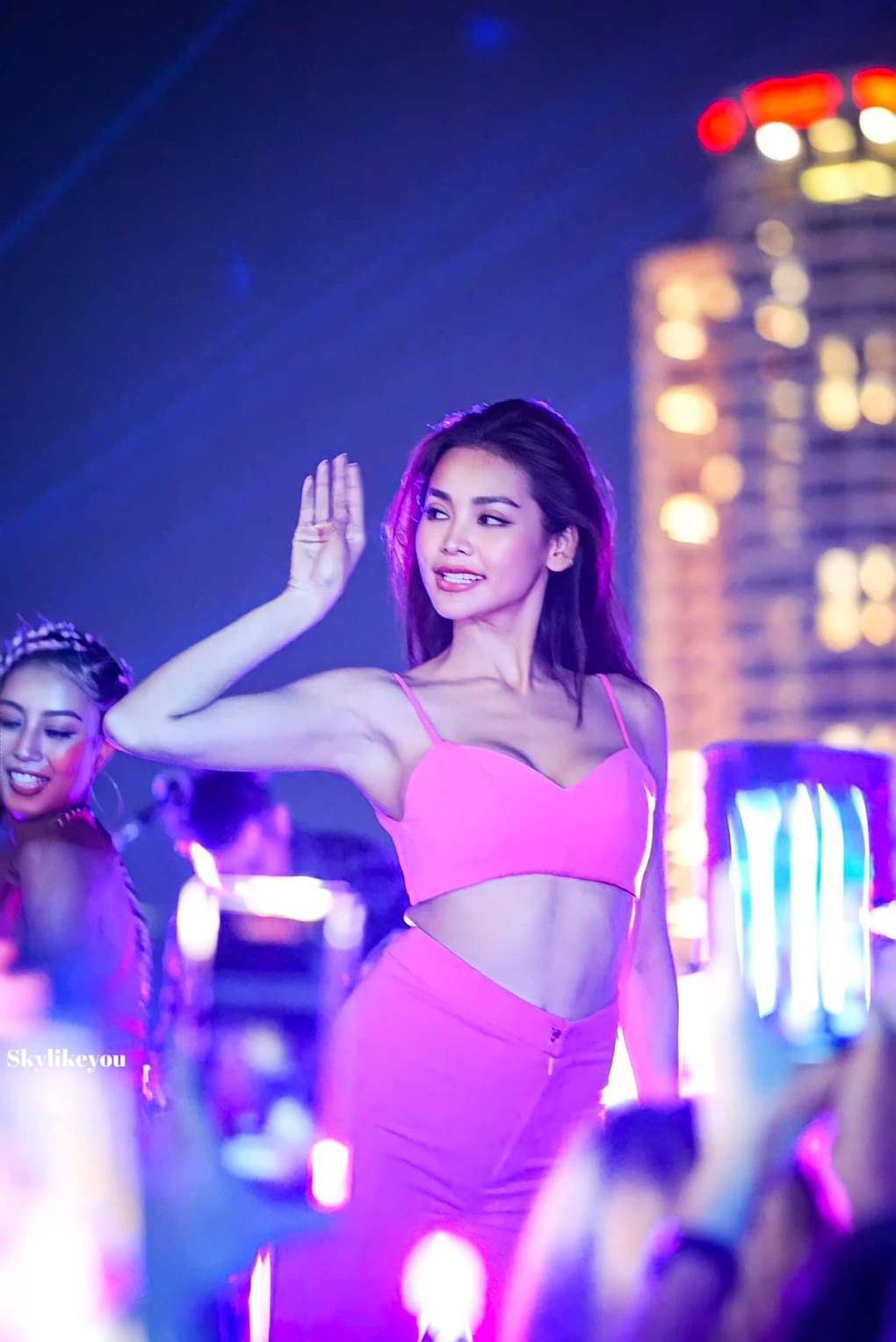 Phong cách gợi cảm, chuộng khoe thân của Á hậu Hòa bình Engfa Waraha - 16 Phong cách gợi cảm, chuộng khoe thân của Á hậu Hòa bình Engfa Waraha - 16