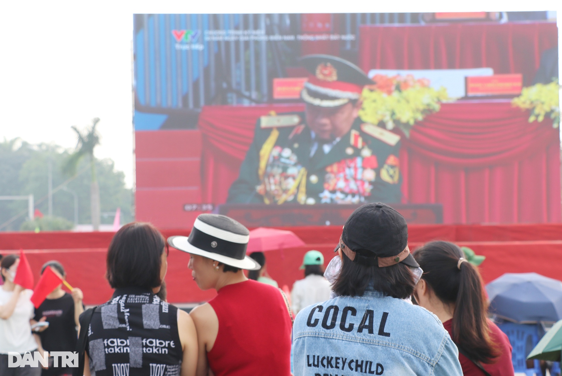 Người dân đổ về quảng trường Hồ Chí Minh lưu lại hình ảnh ngày lễ 30/4 - 2