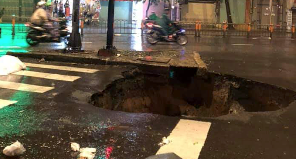 “Hố tử thần” xuất hiện trên đường phố Sài Gòn trong mưa lớn - 1 “Hố tử thần” xuất hiện trên đường phố Sài Gòn trong mưa lớn - 1