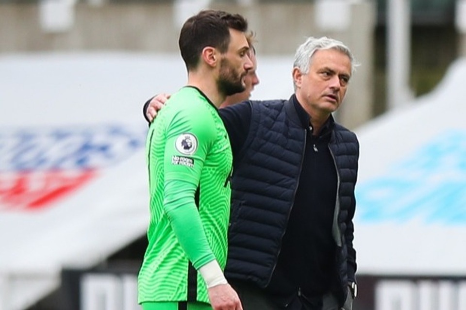 Hé lộ thông tin cực sốc về việc HLV Mourinho bị sa thải - 2 Hé lộ thông tin cực sốc về việc HLV Mourinho bị sa thải - 2