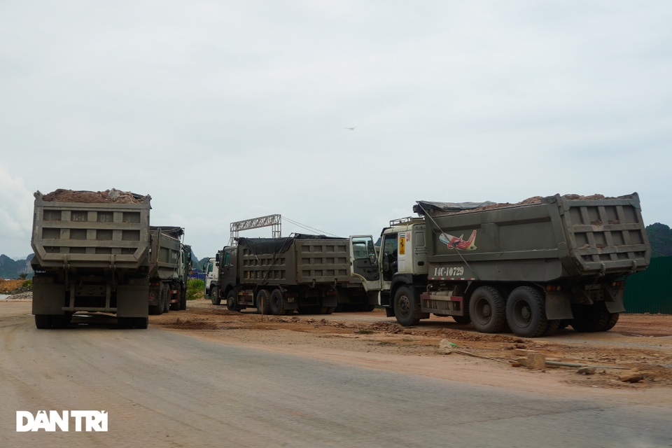 Binh đoàn xe hổ vồ hoành hành trên khắp các tuyến đường ở Quảng Ninh - 10 Binh đoàn xe hổ vồ hoành hành trên khắp các tuyến đường ở Quảng Ninh - 10