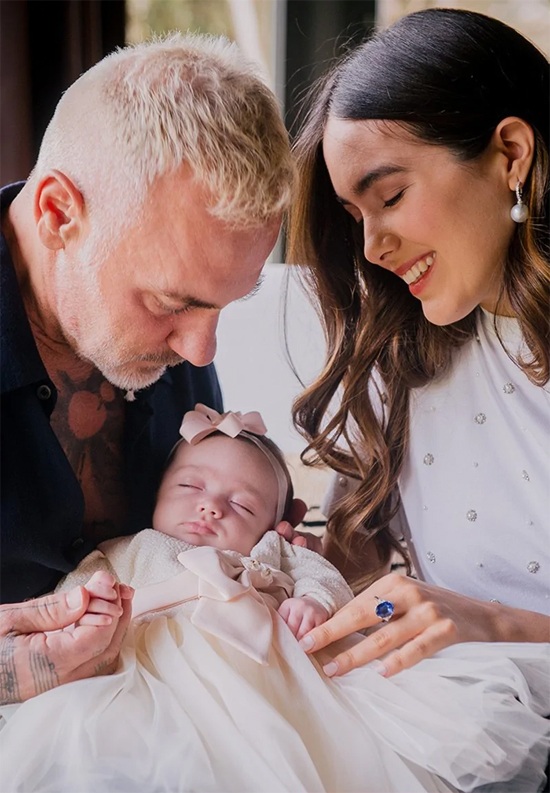 Triệu phú quyến rũ nhất hành tinh: Sở hữu thân hình 6 múi và vợ kém 27 tuổi - 7