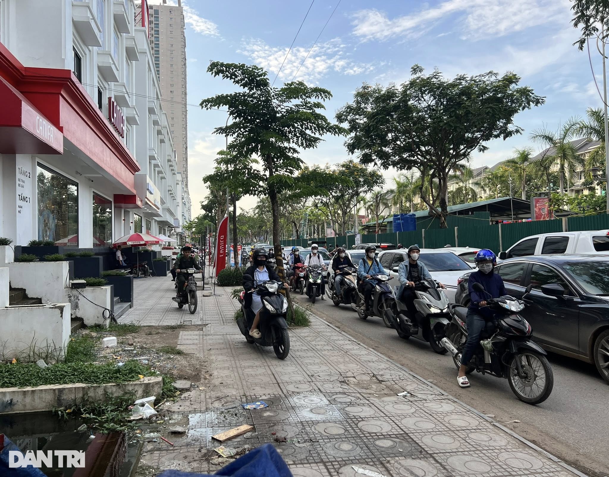 Phân luồng ở Đại lộ Thăng Long: Giao thông hỗn loạn, bỏ xe đi bộ về nhà - 3 Phân luồng ở Đại lộ Thăng Long: Giao thông hỗn loạn, bỏ xe đi bộ về nhà - 3