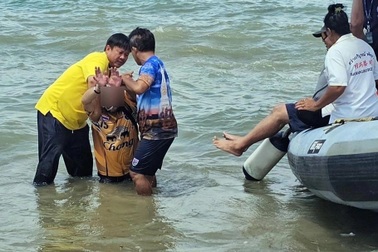 Du khách nhảy khỏi tàu giữa biển Thái Lan, đòi tự bơi vào bờ