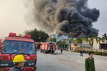 Nhà xưởng công ty thực phẩm dinh dưỡng bốc cháy dữ dội