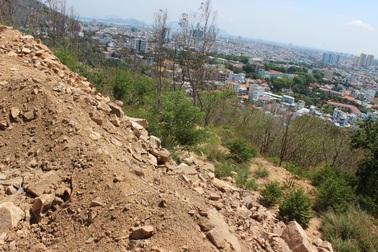 Tự ý san lấp đất trên núi gây nguy hiểm cho người dân