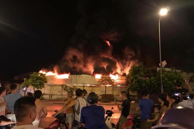 Lửa bao trùm cả khu chợ và nhà máy nhựa ở Hưng Yên