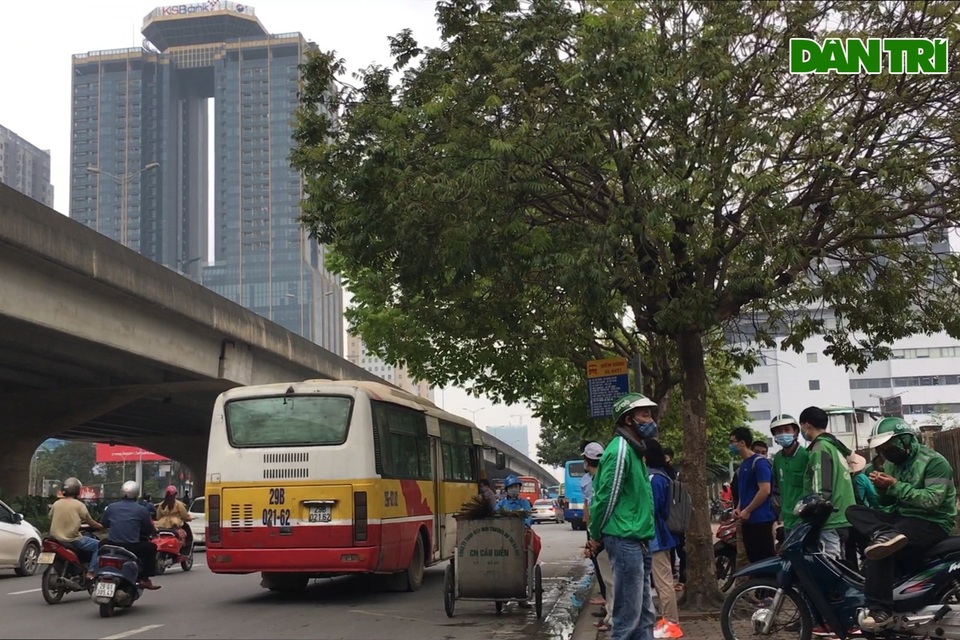 Xe bus nhái chuyên bắt cóc hành khách làm náo loạn giao thông ở Hà Nội - 4 Xe bus nhái chuyên bắt cóc hành khách làm náo loạn giao thông ở Hà Nội - 4