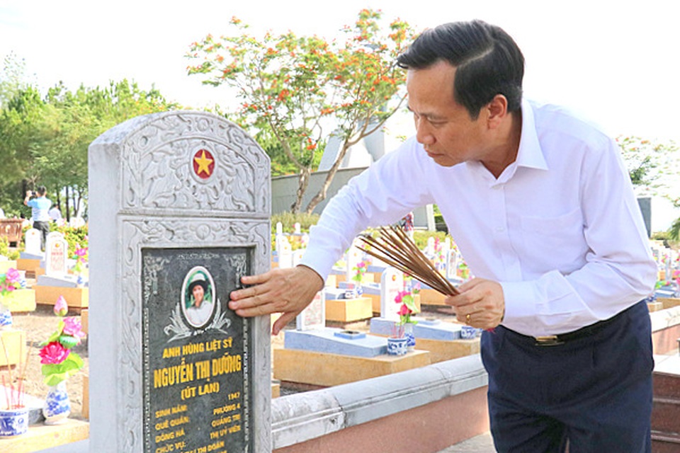 Bộ trưởng Đào Ngọc Dung: Xử lý dứt điểm tên trên bia mộ “liệt sĩ vô danh” - 1 Bộ trưởng Đào Ngọc Dung: Xử lý dứt điểm tên trên bia mộ “liệt sĩ vô danh” - 1
