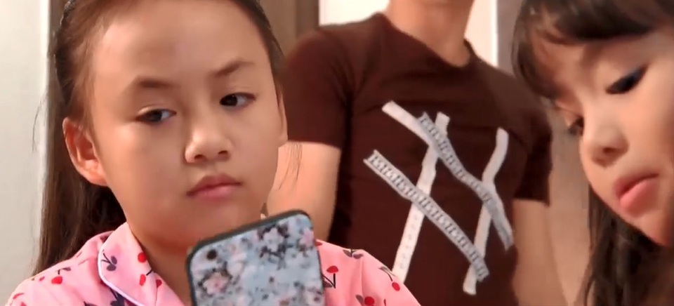 Nhân vật nhí trong “Hoa hồng trên ngực trái” gây tranh cãi gay gắt - 2