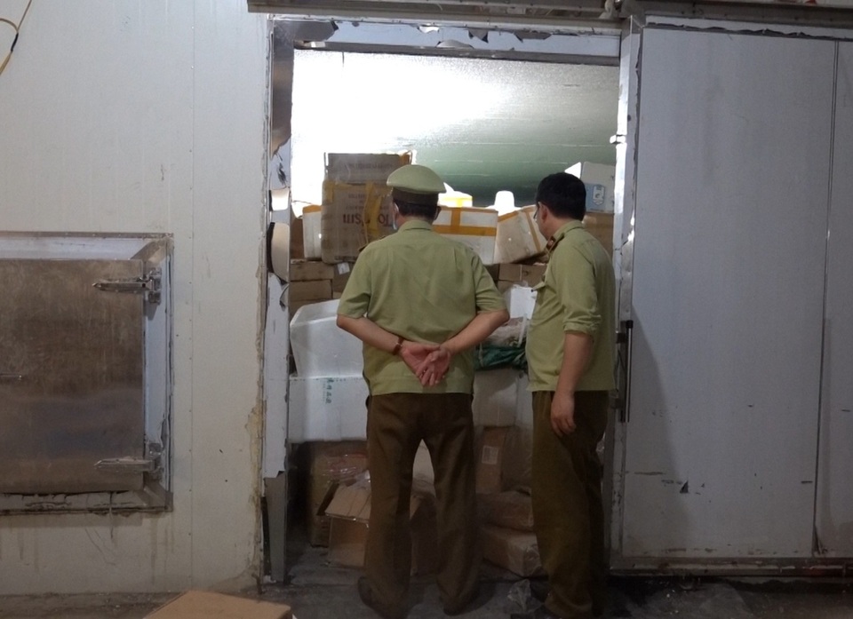 Khám phá thủ đoạn “ẩn giấu” 6 tấn thực phẩm bẩn trong kho lạnh ở Hà Nội - 5 Khám phá thủ đoạn “ẩn giấu” 6 tấn thực phẩm bẩn trong kho lạnh ở Hà Nội - 5