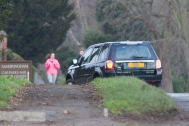 Chồng Nữ hoàng Anh, 97 tuổi, bị cảnh sát hỏi thăm vì lái xe không thắt dây an toàn