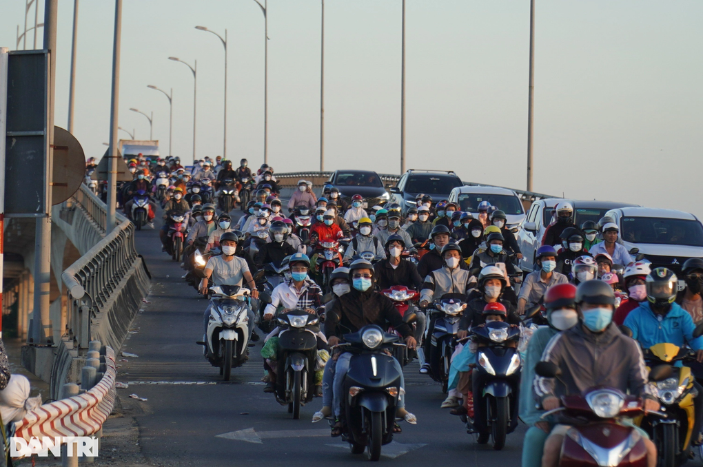 Người miền Tây trở lại TPHCM trong đêm để tránh nắng và kẹt xe - 1 Người miền Tây trở lại TPHCM trong đêm để tránh nắng và kẹt xe - 1