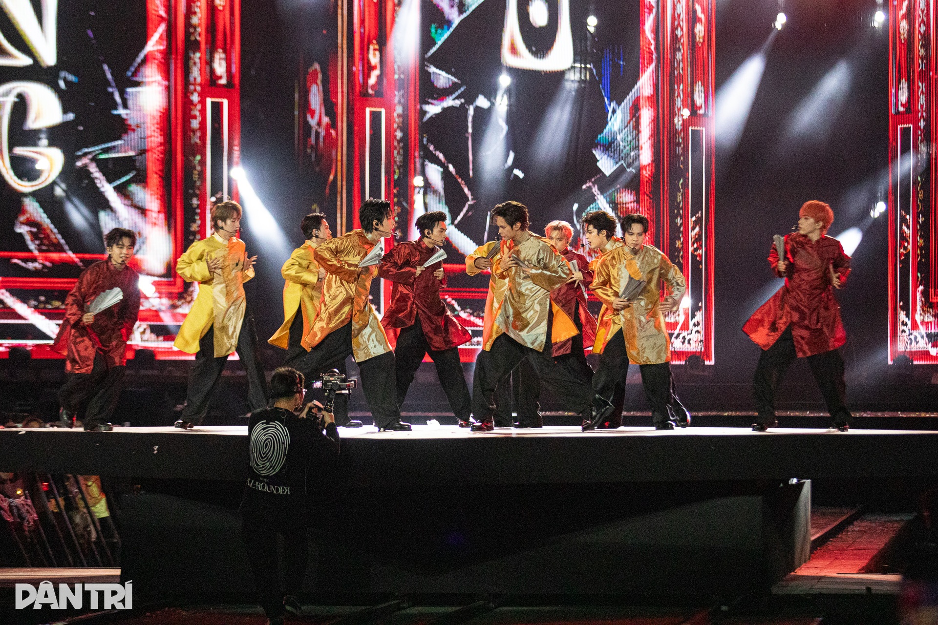 SOOBIN cùng bố đưa hát xẩm lên sân khấu, xúc động nhận mình quá vô tư - 10