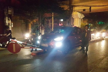 Mazda CX5 đâm gục cột biển báo giao thông trên phố Hà Nội