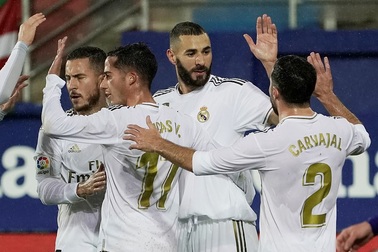 Real Madrid gồng mình trong cuộc đua vô địch với Barcelona