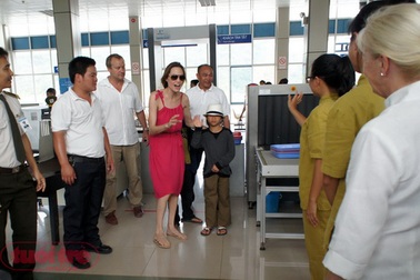 Angelina Jolie và các con đã rời Việt Nam đi Hàn Quốc