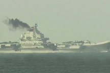 Tàu sân bay Liêu Ninh nhả khói đen mù mịt ở Hong Kong