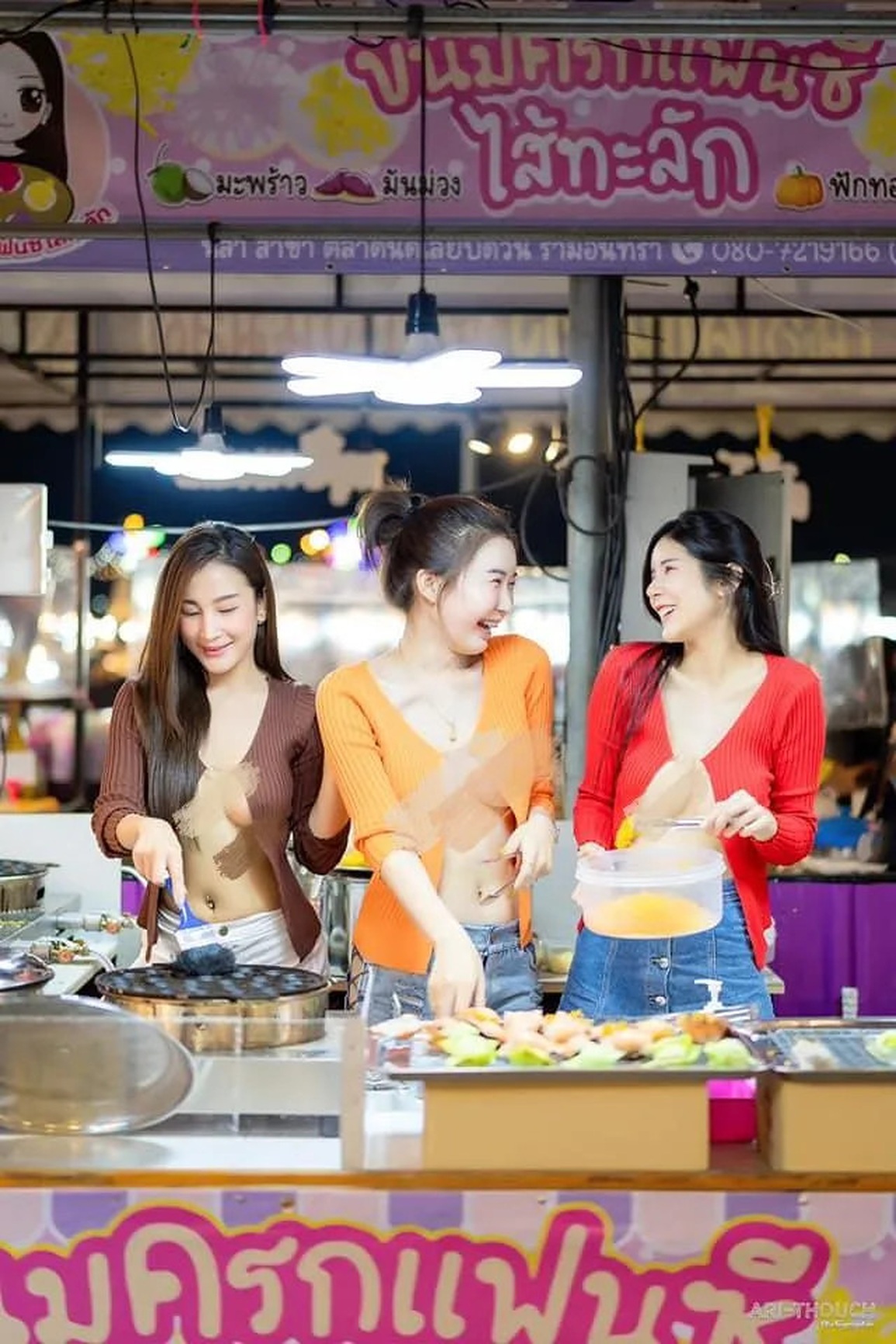 3 cô gái bán hàng trên đường phố gây náo loạn chỉ vì một chiếc áo - 1 3 cô gái bán hàng trên đường phố gây náo loạn chỉ vì một chiếc áo - 1