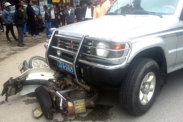 Xe biển xanh đâm xe máy qua đường