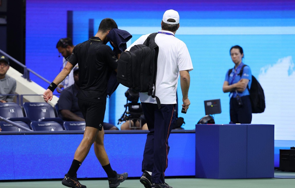 Djokovic undergoes continuous medical treatment at US Open - 2 Djokovic liên tục phải trị liệu y tế tại US Open - 2