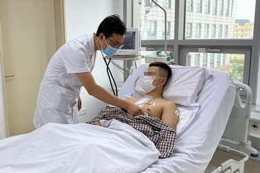 Chỉ bị một vết bầm tím nhỏ trên ngực, nam thanh niên suýt mất mạng