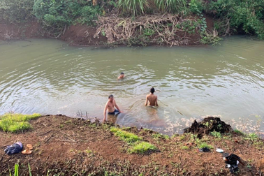 Dùng 6 máy bơm tát cạn ao sâu để tìm thi thể 2 anh em đuối nước