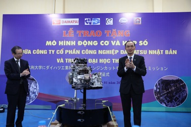 Nhật bản trao tặng mô hình động cơ và hộp số ô tô cho Trường Đại học Thủy lợi