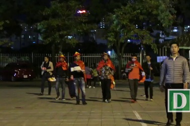 Cổ động viên đội mưa rét tới sân tiếp "lửa"  cho tuyển Việt Nam