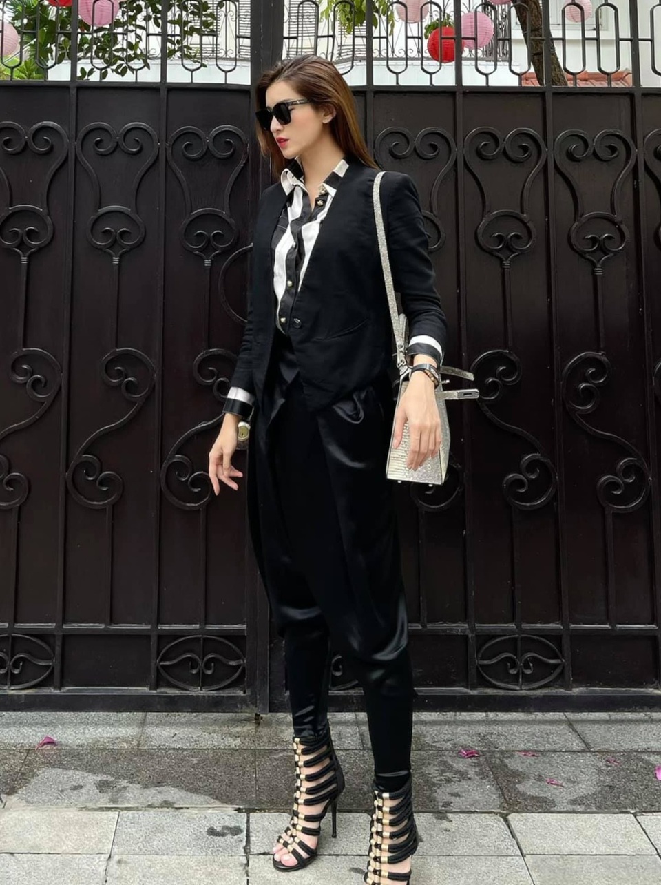 Trần Tiểu Vy, Lương Thùy Linh diện đồ gợi cảm hút ánh nhìn - 5 Trần Tiểu Vy, Lương Thùy Linh diện đồ gợi cảm hút ánh nhìn - 5