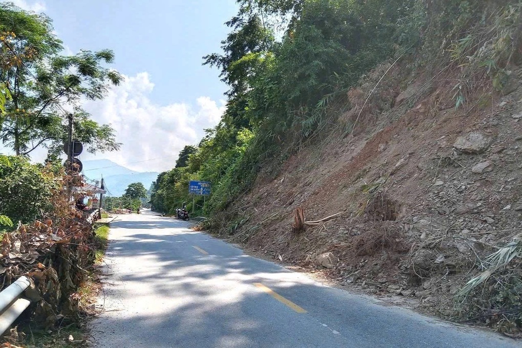 Xuất hiện vết nứt lớn trên núi, đe dọa sạt lở xuống quốc lộ 7 - 3 Xuất hiện vết nứt lớn trên núi, đe dọa sạt lở xuống quốc lộ 7 - 3