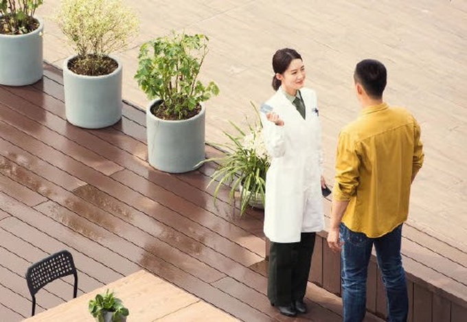Lộ cảnh Hoàng Cảnh Du ôm Lý Thấm ở hậu trường Hậu Duệ Mặt Trời bản Trung, phim đang quay mà fan đã đẩy thuyền tới bến - Ảnh 4. Lộ cảnh Hoàng Cảnh Du ôm Lý Thấm ở hậu trường Hậu Duệ Mặt Trời bản Trung, phim đang quay mà fan đã đẩy thuyền tới bến - Ảnh 4.