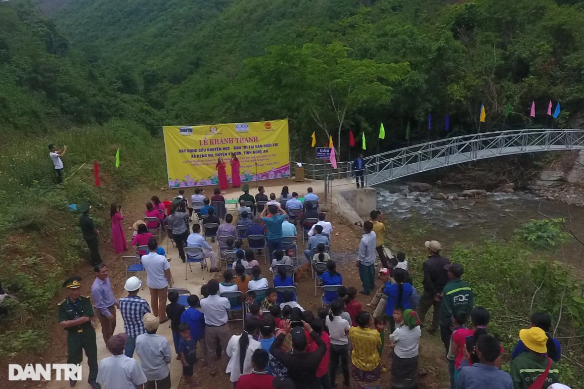 Ngập tràn niềm vui ngày khánh thành cầu Khuyến học và Dân trí nơi biên giới - 5 Ngập tràn niềm vui ngày khánh thành cầu Khuyến học và Dân trí nơi biên giới - 5
