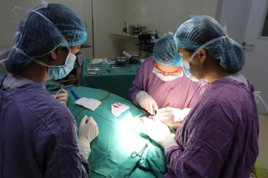 Kinh hoàng máy cưa văng vào mặt, cứa dọc má bệnh nhân