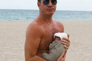 Simon Cowell hạnh phúc khi được làm cha