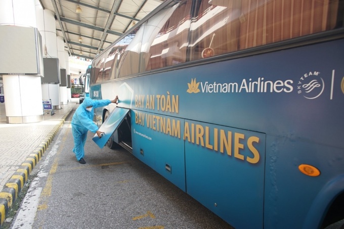 Vietnam Airlines bố trí riêng một đội xe để hỗ trợ các y bác sĩ tương lai di chuyển đường bộ sau khi hạ cánh tại Nội Bài.